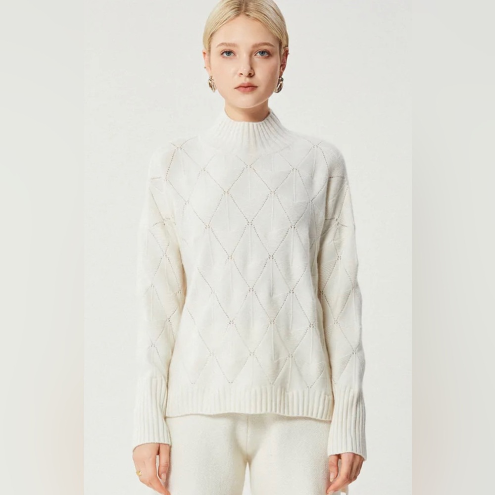 NWT’s Vintage Liz Claiborne Cream Argyle Print Pearl Detail Sweater Size Large